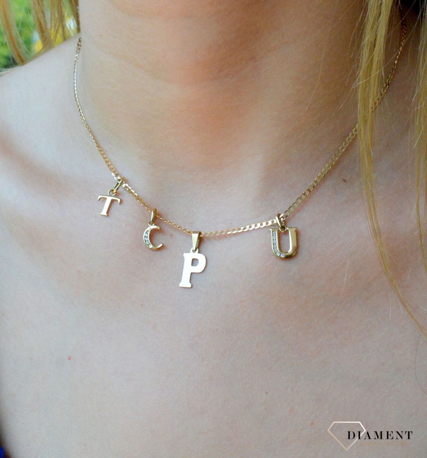 Złota zawieszka 333 literka P ZA 2748P. Piękny, złoty wisiorek o ciekawym wzorze wykonany z żółtego złota próby 333. Personalizowana zawieszka to doskonały pomysł na prezent dla każdej kobiety. Zawieszka z literką P..jpg